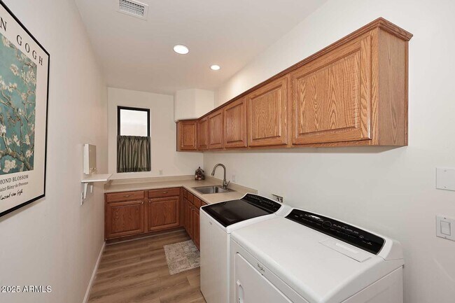 Building Photo - 333 N Pennington Dr