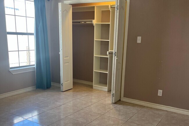 Building Photo - 514 Buckeye Dr