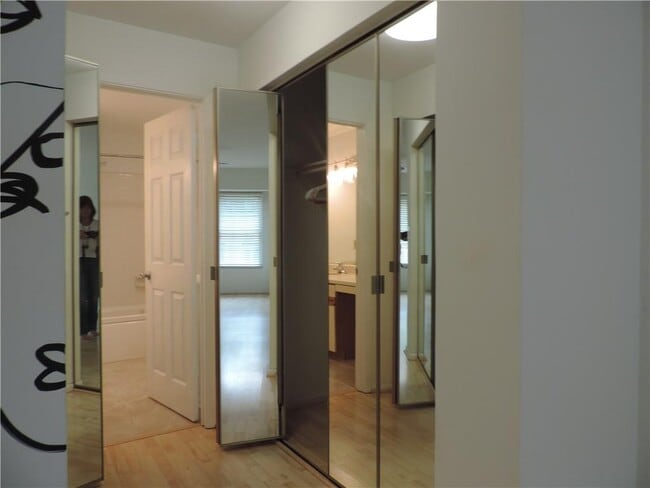 Building Photo - 68 Springhedge Ct St