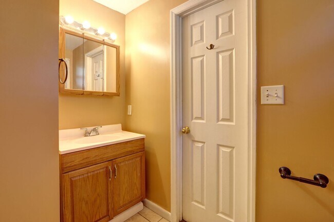 Building Photo - 4 Bedroom house---walk to Forsyth in 15 minutes