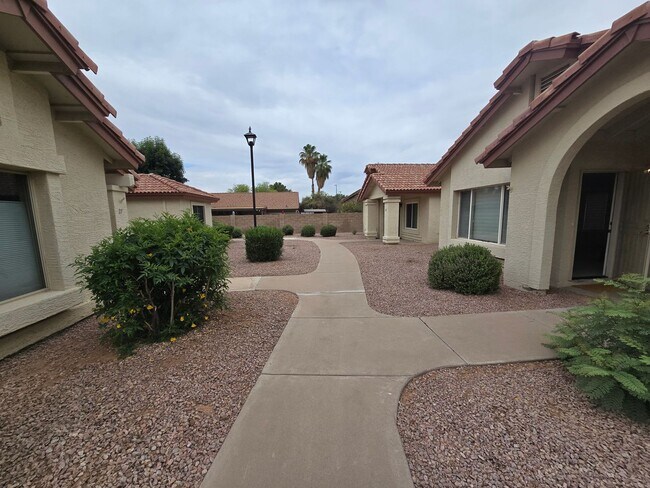Building Photo - 1120 N Val Vista Dr