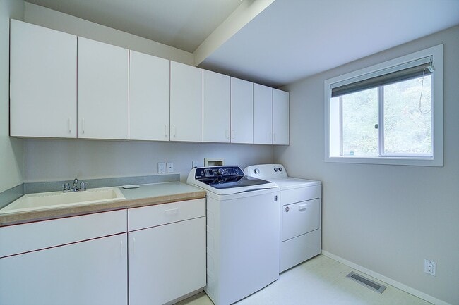 Building Photo - 4bd/3.5ba Mercer Island Home