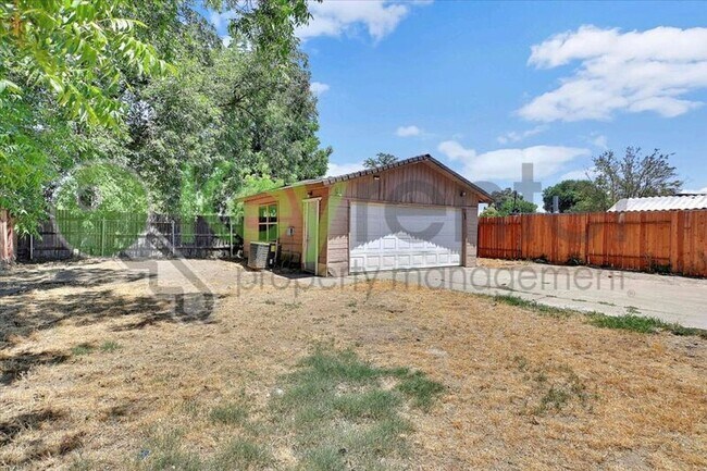 Building Photo - 2313 Piercy Way