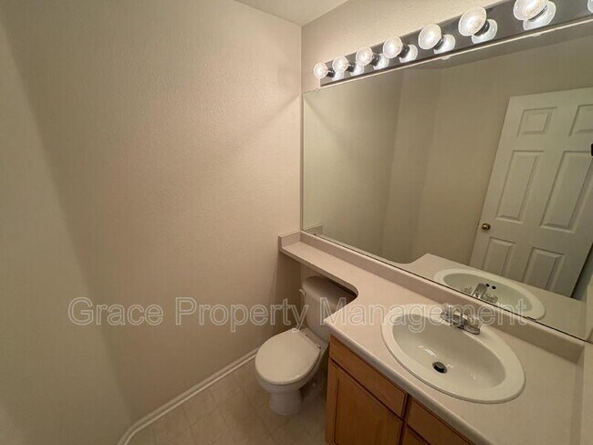 Building Photo - 910 Humboldt Way