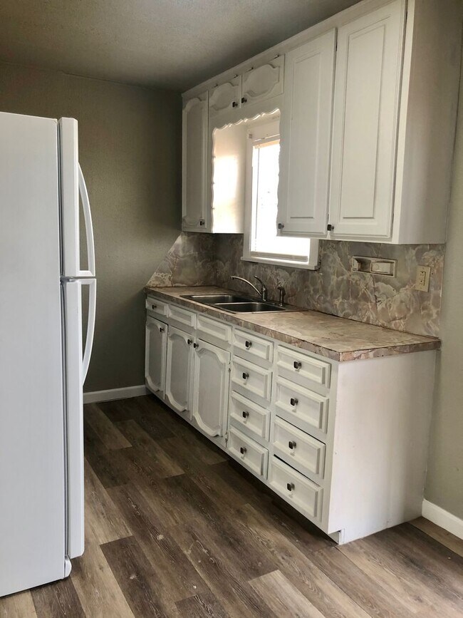 Building Photo - Fully Updated 1/1 Home