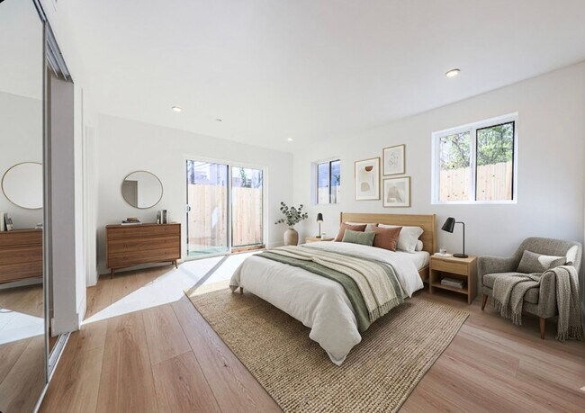 Building Photo - 1237 N Orange Dr