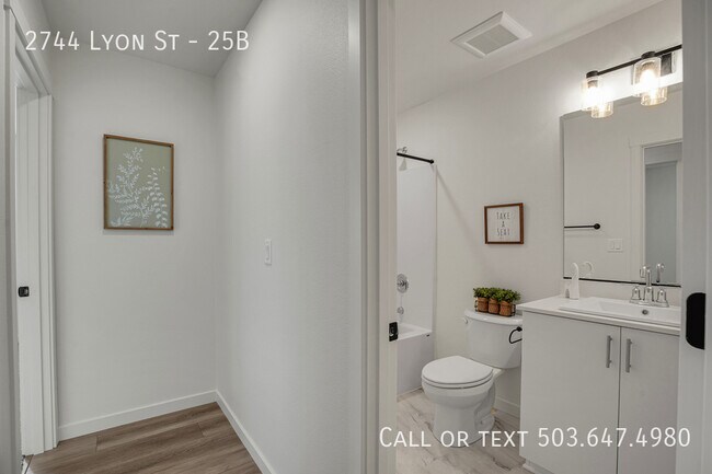 Building Photo - 2744 SE Lyon St