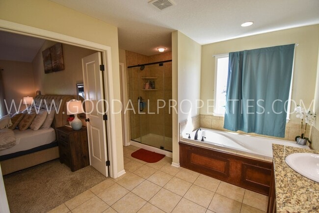 Building Photo - 5 Bedroom Home with Fenced Yard, and 3 Car Garage in Waukee