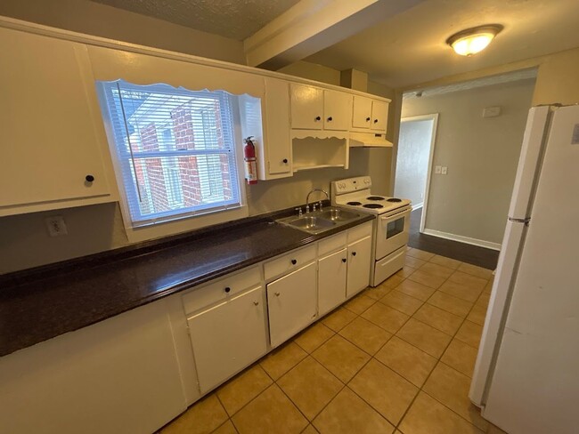 Building Photo - 3 Bed and 2 Bath in Atlanta with a Bonus R...