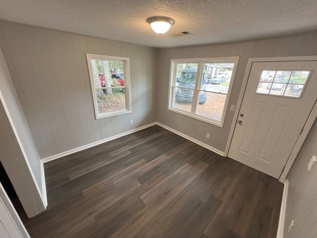 Building Photo - For Rent – Charming 3 Bedroom, 1 Bath Home