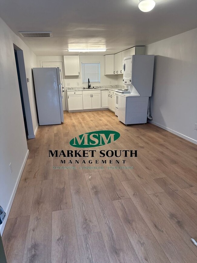 Building Photo - Charming Renovated 2BR/1BA Cottage in West...