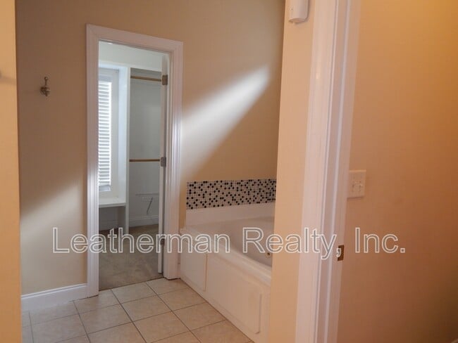 Building Photo - 441 Sterling Dr