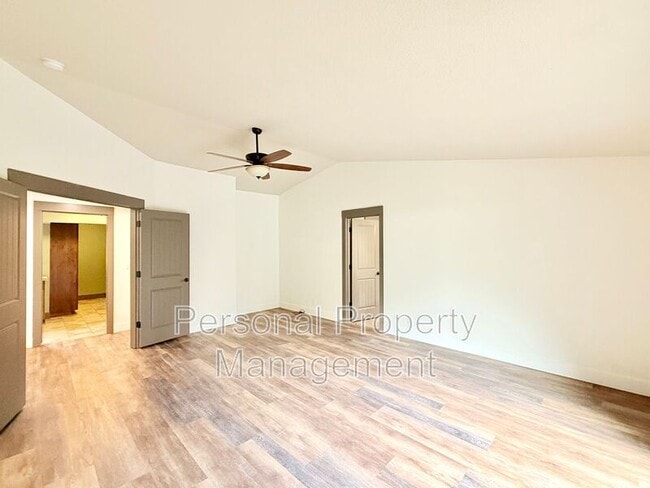 Building Photo - 16205 NE Leaper Rd