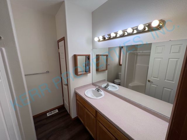 Building Photo - Charming 3-Bedroom Fairview Retreat with Spacious 1611 Sq Ft Living Space & 2 Full Baths!