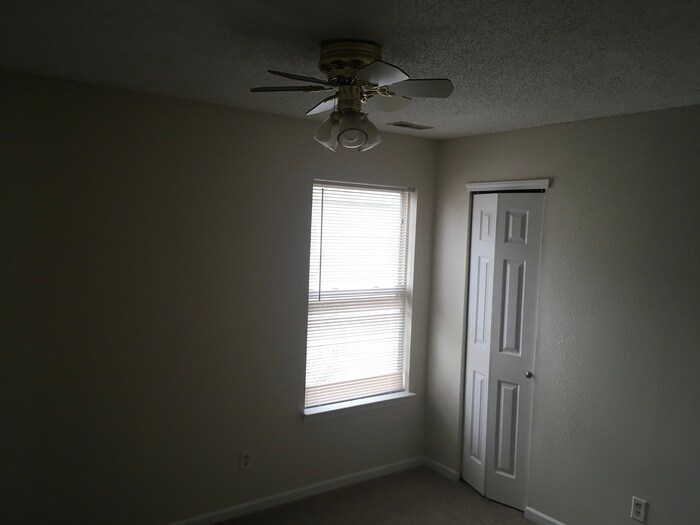 Building Photo - 10879 Walnut Grove Bend