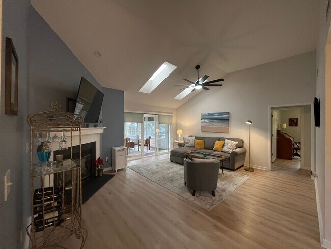 Building Photo - 6-month SUMMER rental within minutes of Wrightsville Beach!
