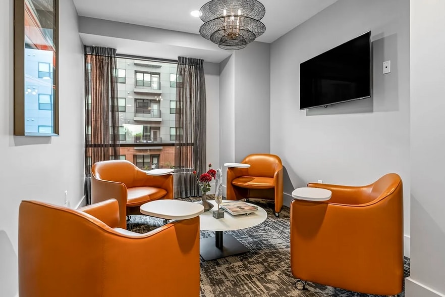 Building Photo - 1345 E 15th St