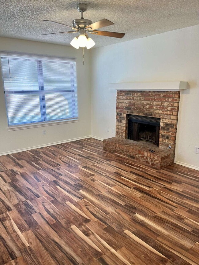 Building Photo - 2 Bedroom Duplex
