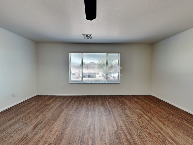 Building Photo - 446 E Kelsi Ave