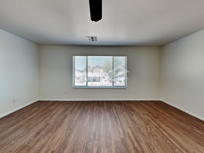 Building Photo - 446 E Kelsi Ave