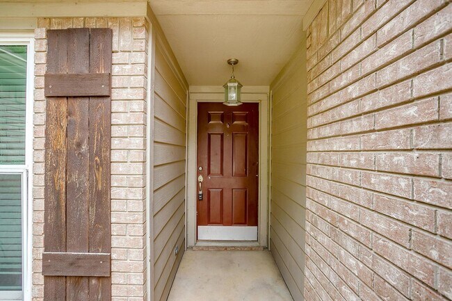Building Photo - Spacious 4 Bed, 2 Bath Home in Ranch at Ea...