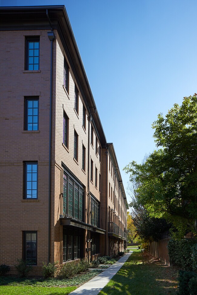 Building Photo - 912 N Buchanan Ct