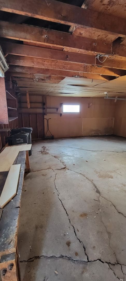 Building Photo - AVAILABLE NOW - 4 Bedroom with garage