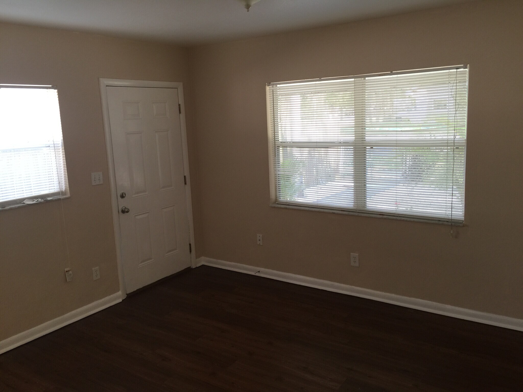 Roomy living area - 3815 1st Avenue North