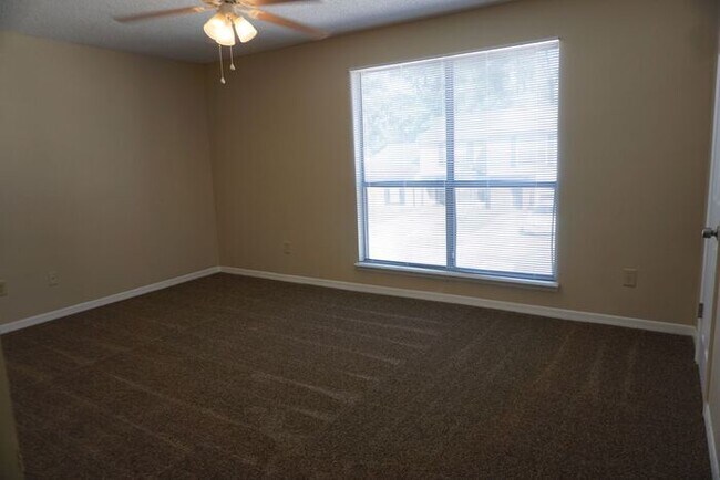 Building Photo - 3 bedroom 2.5 Bathroom townhome with fence...