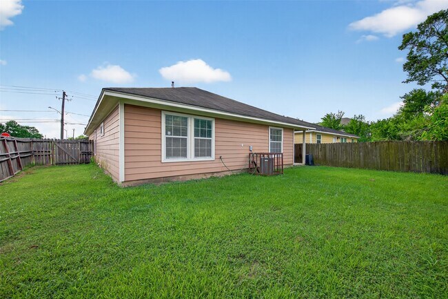 Building Photo - 8002 Colonial Ln