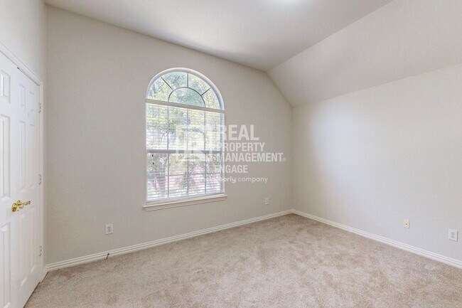 Building Photo - Elegant 5-Bedroom Home for Rent in Prime C...