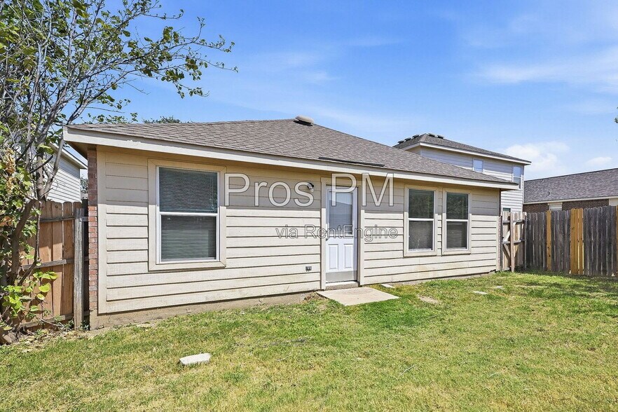 Building Photo - 5013 Waterford Dr