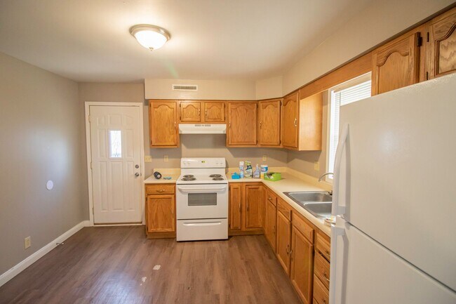 Building Photo - CENTRALLY LOCATED 2 BEDROOM HOME