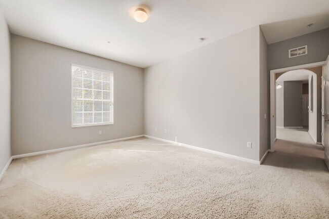 Building Photo - APARTMENT IN THE METROWEST AREA!