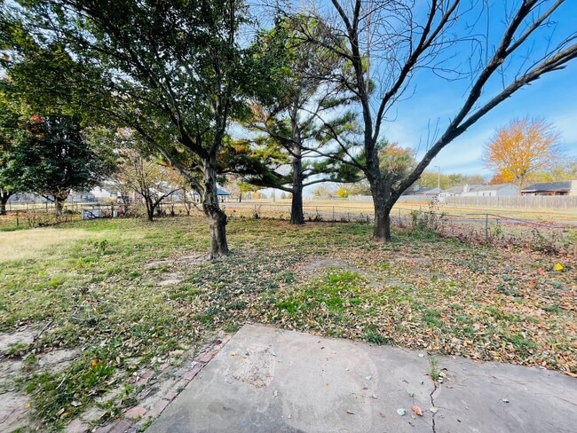 Building Photo - Recently remodeled home