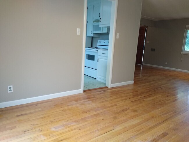 Building Photo - Stunning 4 bedroom 2 bath Virginia Village...