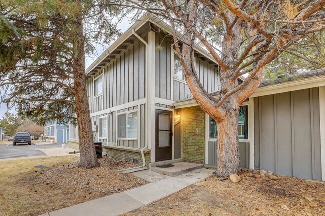 Building Photo - $1,550 - 2 Bed, 1 Bath Condo in Aurora with Central AC and in Unit Laundry!