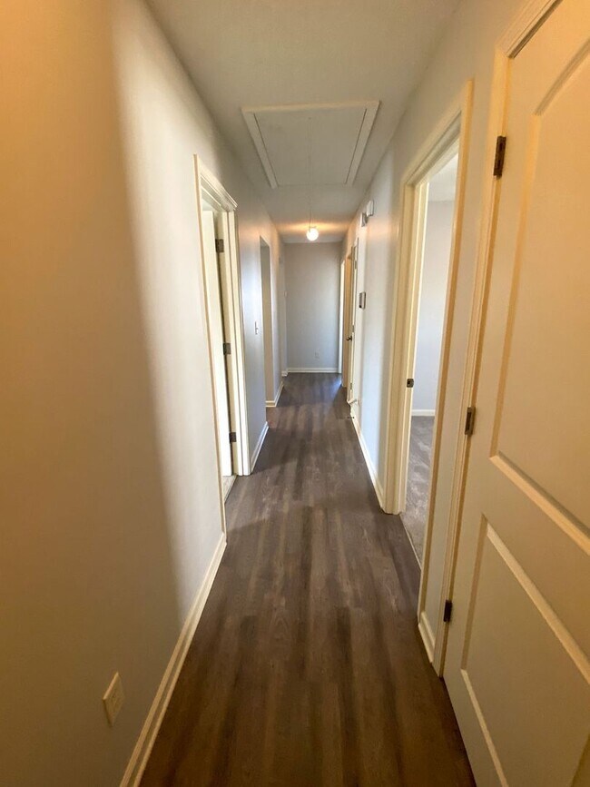 Building Photo - 3 bed, 2 bath with granite counters, ss ap...