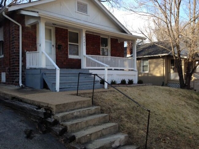 Primary Photo - 2205 Alameda Ave