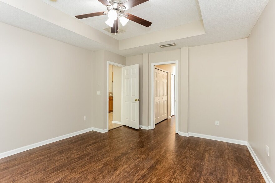 Building Photo - 667 Bonaparte Dr