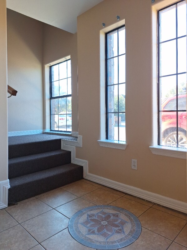 Building Photo - 1402 W Kiwi Ave