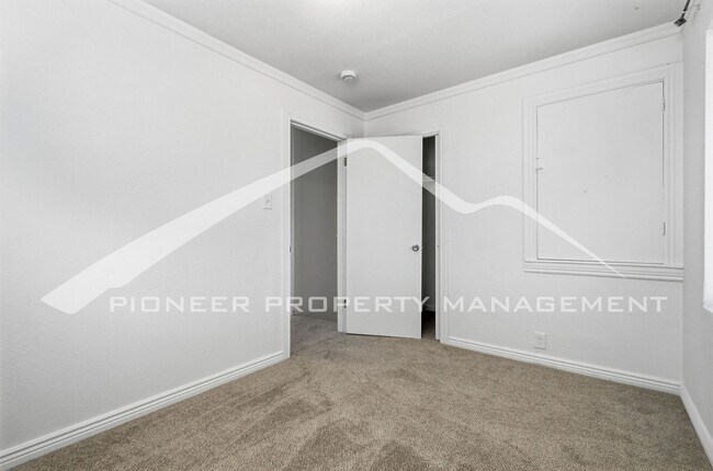 Building Photo - Charming Home with Central AC and Washer/Dryer