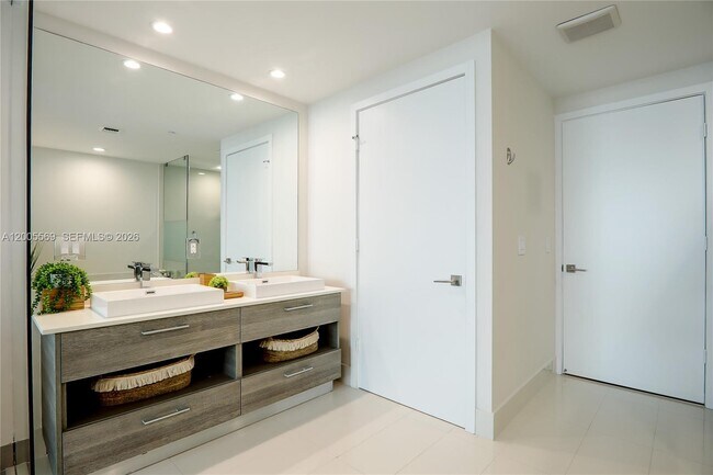 Building Photo - 650 NE 32nd St