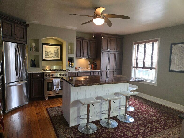 Eat-in Kitchen - 2200 E Broad St