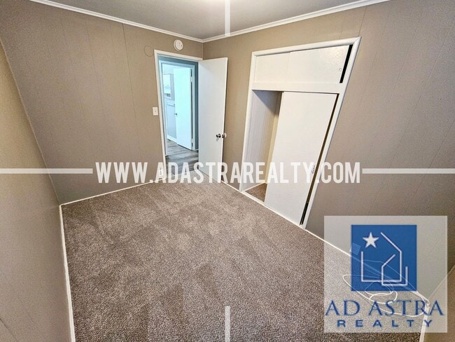 Building Photo - 3 Bedroom 1 Bathroom Home in Gladstone-Ava...