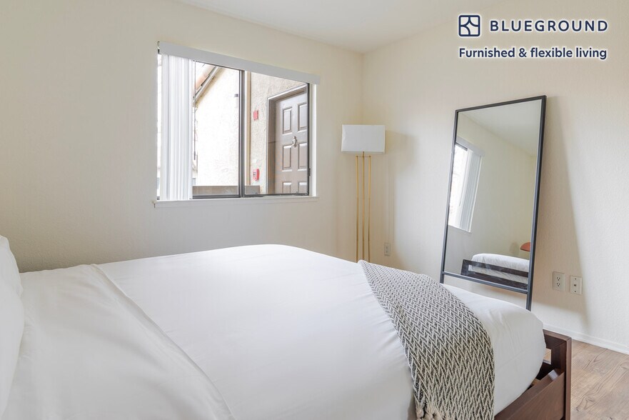 Building Photo - 1600 Villa St