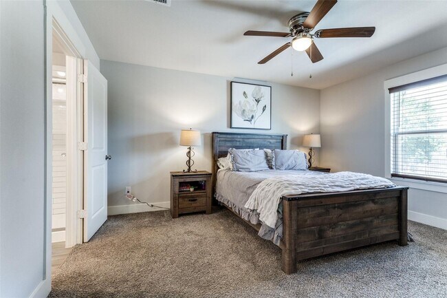 Building Photo - Beautifully Updated 3 Bed, 2.5 Bath in Pea...