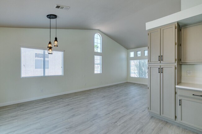 Building Photo - Fully upgraded 3 bedroom house on large lo...