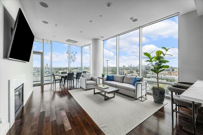 Building Photo - 2727 Kirby Dr