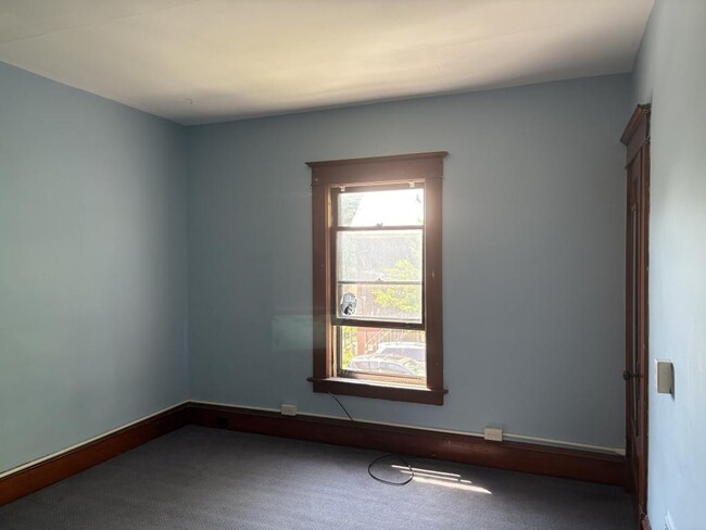 Building Photo - 48 Monroe St